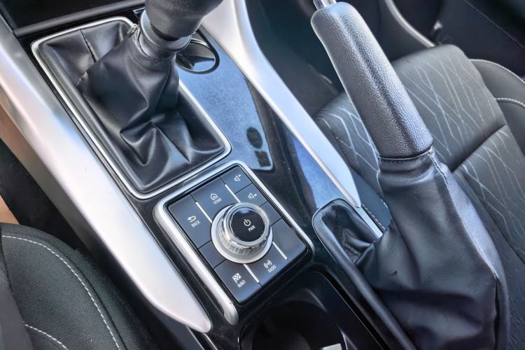 Used Mitsubishi Eclipse Cross 2018 1.5T Manual Two-Wheel Drive Youth Edition Interior 6