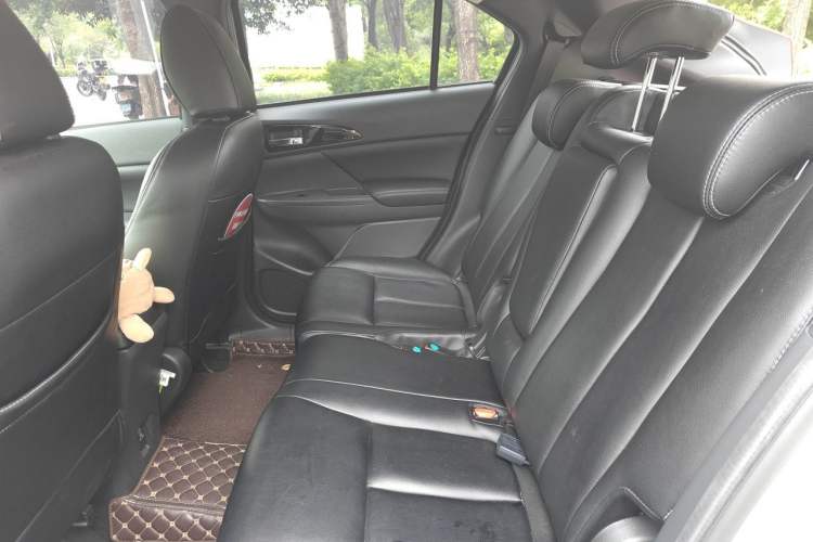 Used Mitsubishi Eclipse Cross 2018 1.5T CVT Two-Wheel Drive Fearless Edition Left Rear Seat
