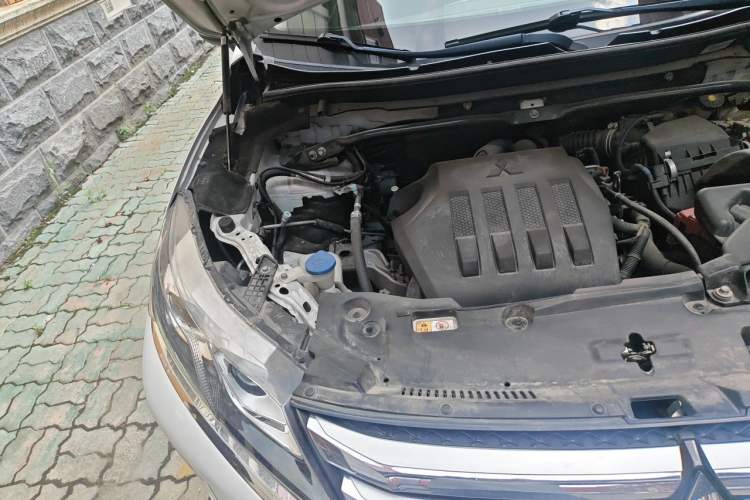 Used Mitsubishi Eclipse Cross 2019 1.5T CVT Two-Wheel Drive Dream Edition China VI Standard Engine Bay Right
