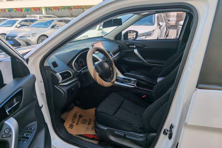 Used Mitsubishi Eclipse Cross 2019 1.5T CVT Two-Wheel Drive Fearless Edition China VI Standard Interior 1