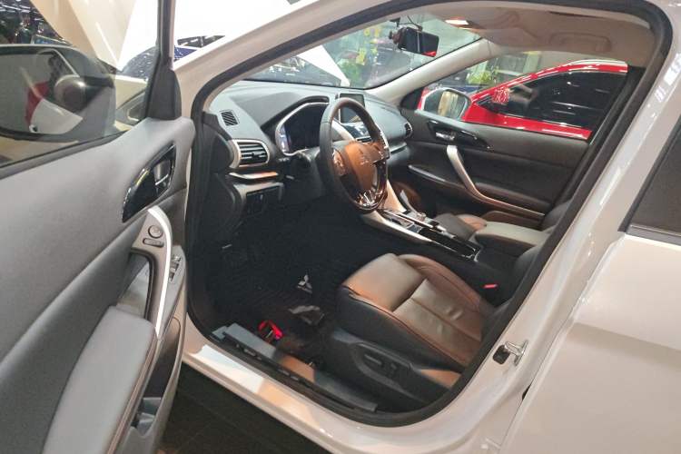 Used Mitsubishi Eclipse Cross 2019 1.5T CVT Two-Wheel Drive Dream Edition China VI Standard Interior 3