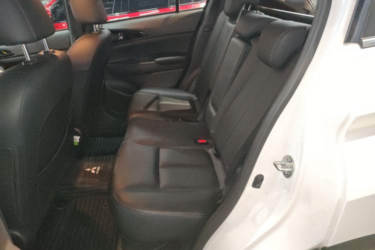 Used Mitsubishi Eclipse Cross 2019 1.5T CVT Two-Wheel Drive Dream Edition China VI Standard Interior 4