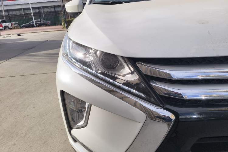 Used Mitsubishi Eclipse Cross 2021 1.5T CVT Four-Wheel Drive Passion Edition Right Front Headlight