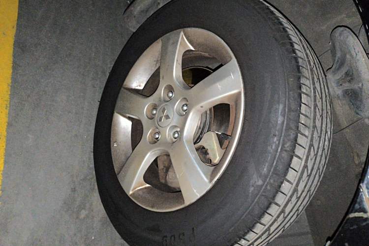Used Mitsubishi Galant 2009 2.0L Elite Edition Right Front Wheel Hub