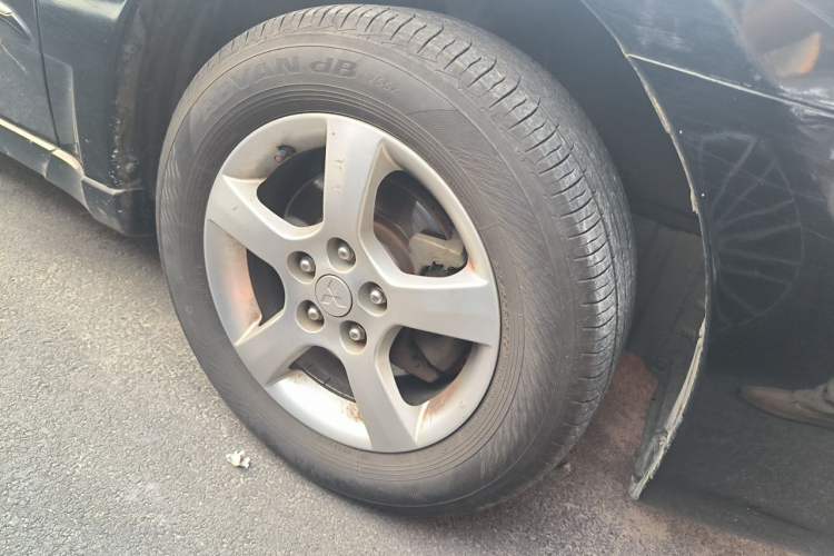 Used Mitsubishi Galant 2012 2.4L Deluxe Upgrade Edition Right Front Wheel Hub