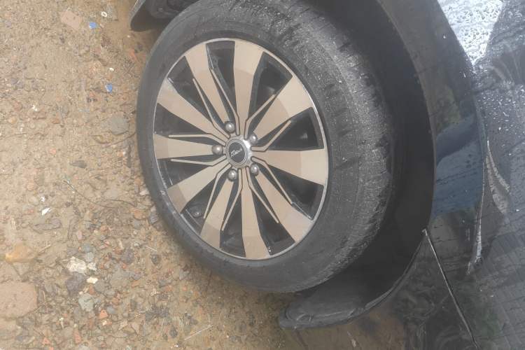 Used Mitsubishi Galant  Right Front Wheel Hub