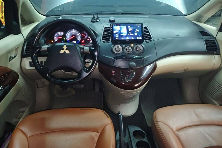 Used Mitsubishi Grandis 2007 2.4 7-Seater Comfort Edition Center Console