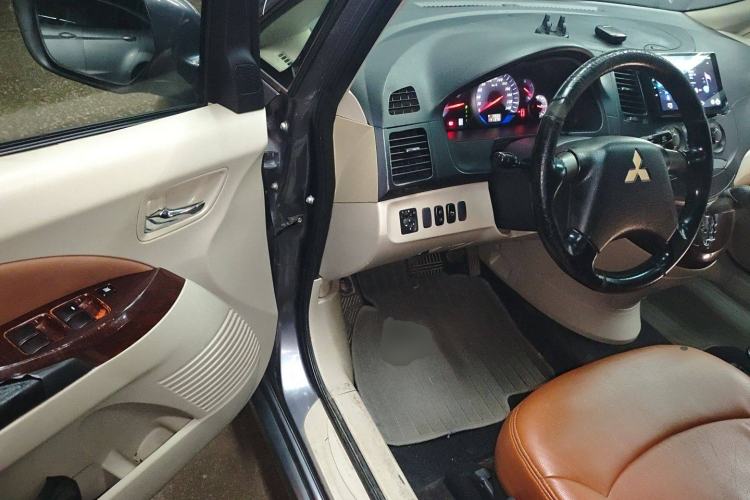 Used Mitsubishi Grandis 2007 2.4 7-Seater Comfort Edition Driver Seat