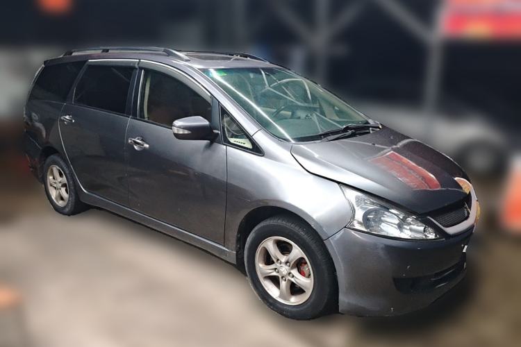 Used Mitsubishi Grandis 2007 2.4 7-Seater Comfort Edition Front Right 45 Deg