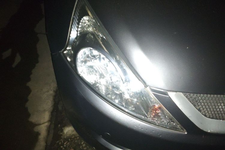 Used Mitsubishi Grandis 2007 2.4 7-Seater Comfort Edition Right Front Headlight