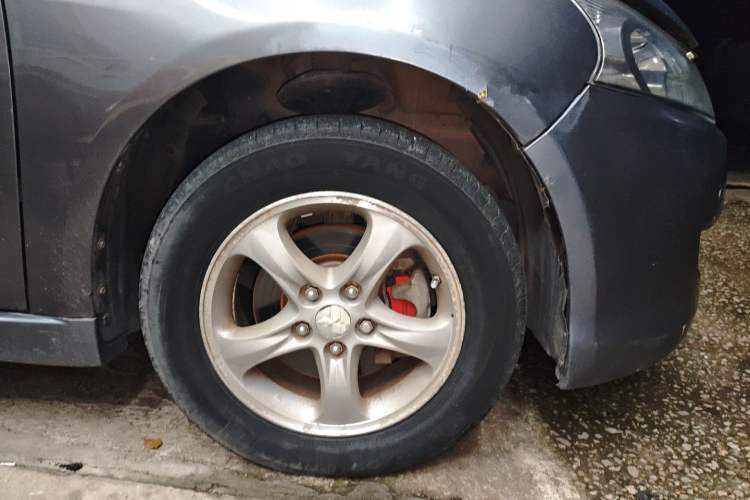 Used Mitsubishi Grandis 2007 2.4 7-Seater Comfort Edition Right Front Wheel Hub
