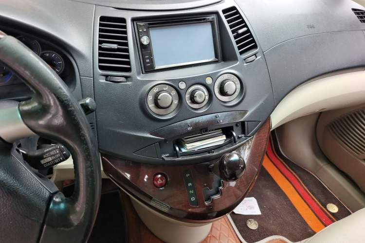 Used Mitsubishi Grandis 2009 2.4 6-Seater Elite Edition Audio And AC Panel