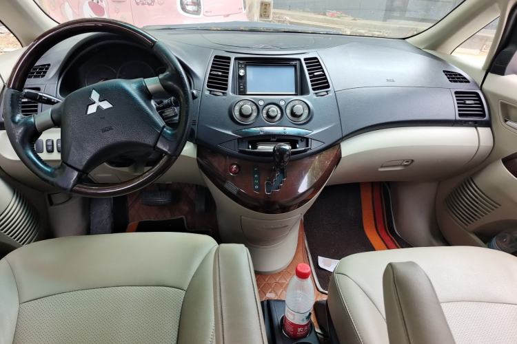 Used Mitsubishi Grandis 2009 2.4 6-Seater Elite Edition Center Console