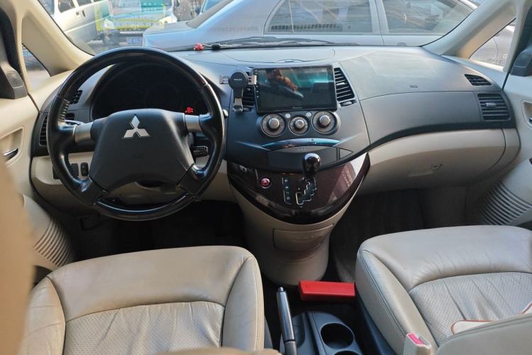 Used Mitsubishi Grandis 2009 2.4 6-Seater Elite Edition Center Console