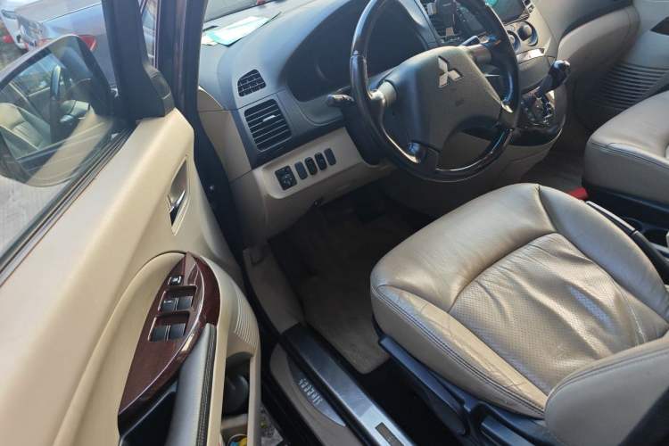 Used Mitsubishi Grandis 2009 2.4 6-Seater Elite Edition Driver Seat