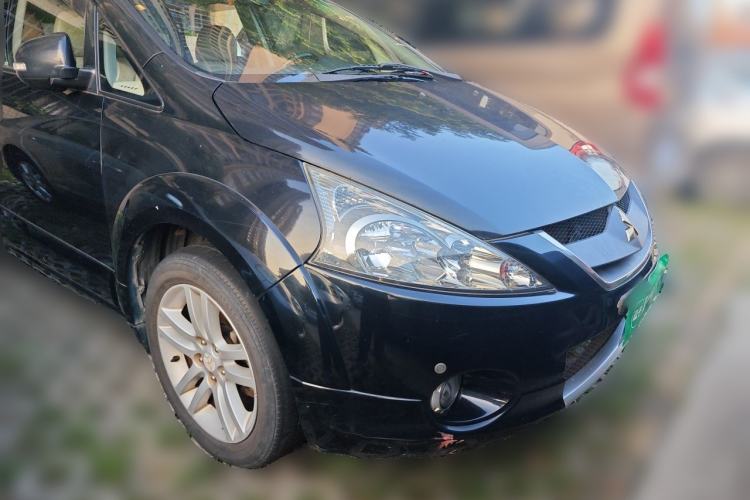 Used Mitsubishi Grandis 2009 2.4 6-Seater Elite Edition Front Right 45 Deg
