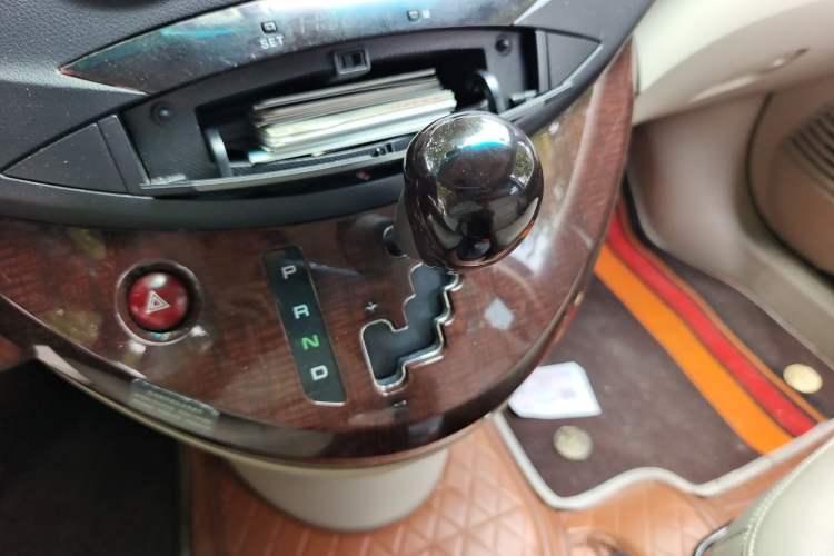 Used Mitsubishi Grandis 2009 2.4 6-Seater Elite Edition Gear Lever