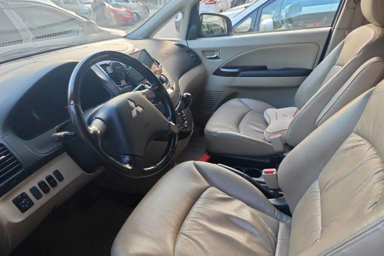 Used Mitsubishi Grandis 2009 2.4 6-Seater Elite Edition Left Front Seat