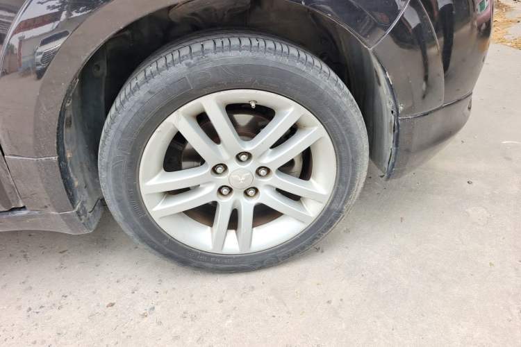 Used Mitsubishi Grandis 2009 2.4 6-Seater Elite Edition Right Front Wheel Hub