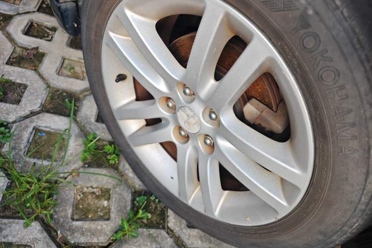 Used Mitsubishi Grandis 2009 2.4 6-Seater Elite Edition Right Front Wheel Hub