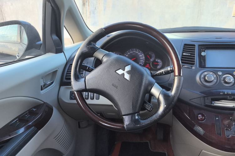 Used Mitsubishi Grandis 2009 2.4 6-Seater Elite Edition Steering Wheel