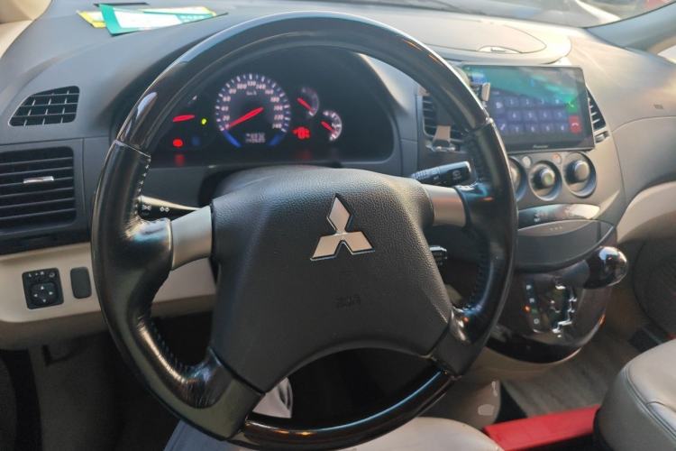 Used Mitsubishi Grandis 2009 2.4 6-Seater Elite Edition Steering Wheel