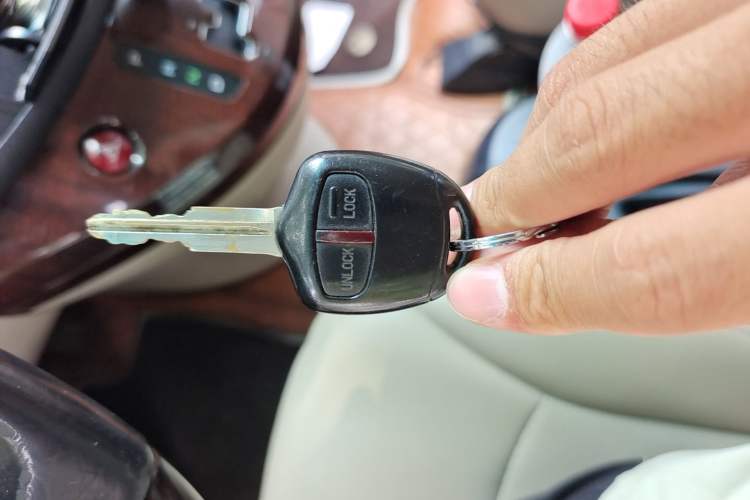 Used Mitsubishi Grandis 2009 2.4 6-Seater Elite Edition Vehicle Key