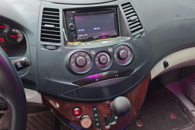 Used Mitsubishi Grandis 2009 2.4 7-Seater Comfort Edition Audio And AC Panel