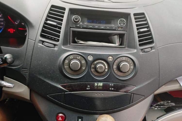 Used Mitsubishi Grandis 2009 2.4 7-Seater Comfort Edition Audio And AC Panel