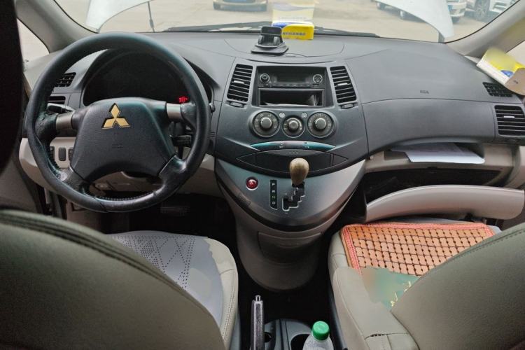 Used Mitsubishi Grandis 2009 2.4 7-Seater Comfort Edition Center Console