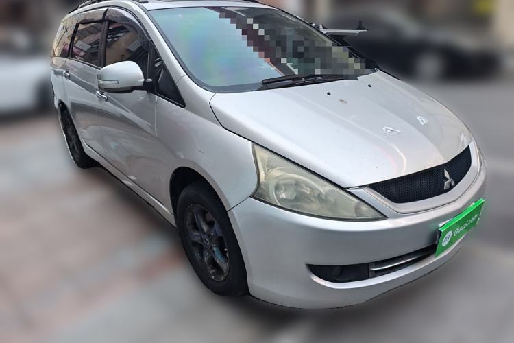 Used Mitsubishi Grandis 2009 2.4 7-Seater Comfort Edition Front Right 45 Deg