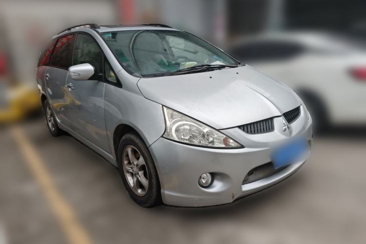 Used Mitsubishi Grandis 2009 2.4 7-Seater Comfort Edition Front Right 45 Deg