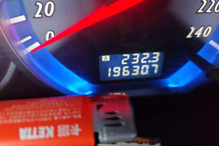 Used Mitsubishi Grandis 2009 2.4 7-Seater Comfort Edition Odometer Close Up
