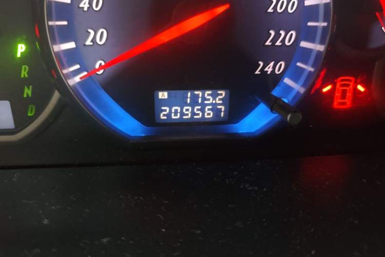 Used Mitsubishi Grandis 2009 2.4 7-Seater Comfort Edition Odometer Close Up