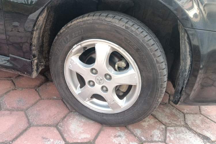 Used Mitsubishi LANCER 2006 1.6L Manual Luxury EXi Right Front Wheel Hub