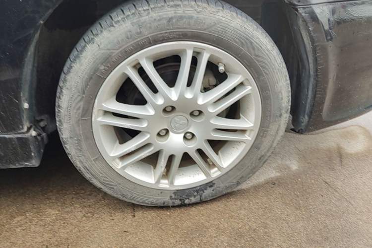 Used Mitsubishi LANCER 2012 1.6L Manual Luxury Edition EXi Right Front Wheel Hub