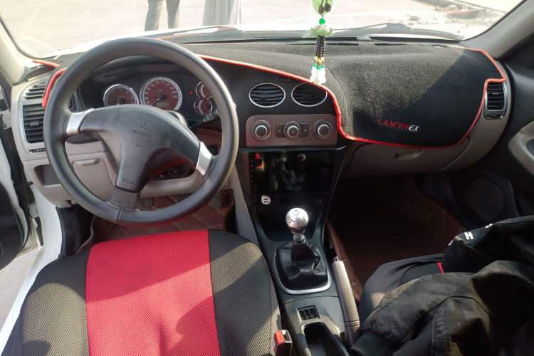 Used Mitsubishi LANCER 2012 1.6L Manual Comfort Edition SEi Center Console