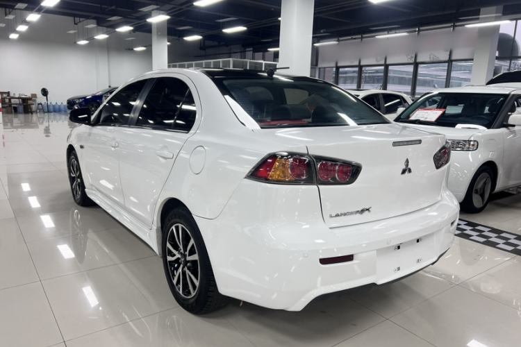 Used Mitsubishi Lancer EX 2016 1.8L Manual Black-and-White Retro Edition Exterior 5