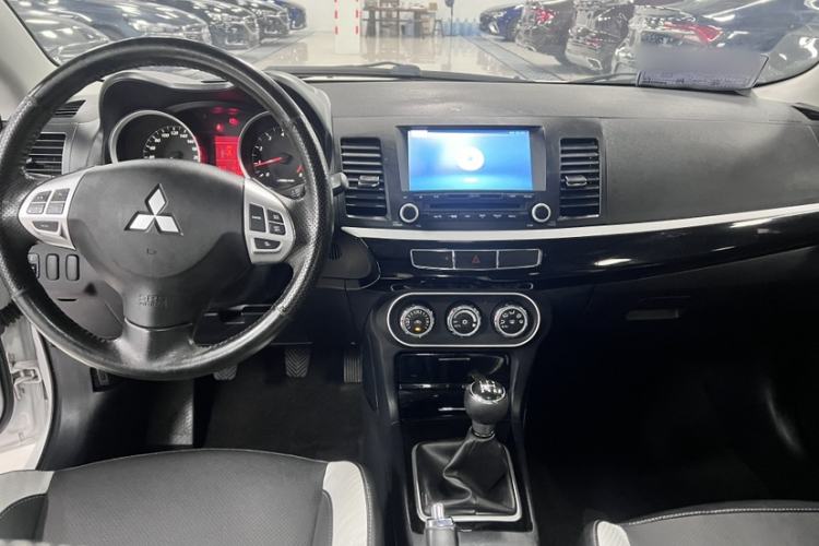 Used Mitsubishi Lancer EX 2016 1.8L Manual Black-and-White Retro Edition Interior 3