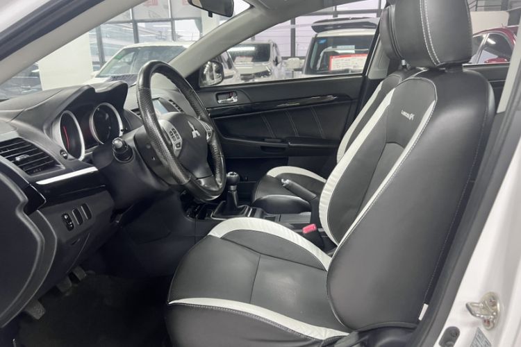 Used Mitsubishi Lancer EX 2016 1.8L Manual Black-and-White Retro Edition Interior 4