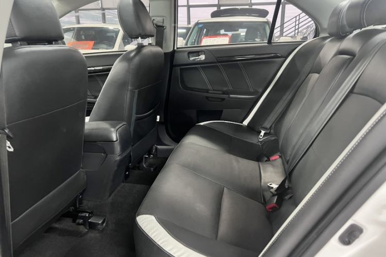 Used Mitsubishi Lancer EX 2016 1.8L Manual Black-and-White Retro Edition Interior 6