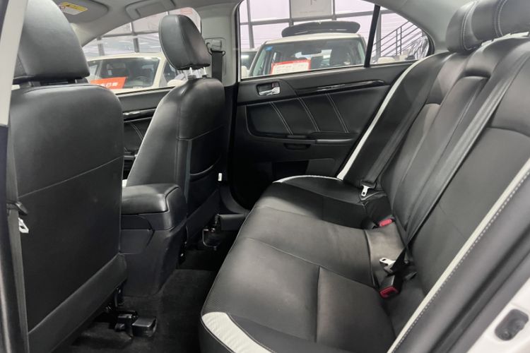 Used Mitsubishi Lancer EX 2016 1.8L Manual Black-and-White Retro Edition Interior 7