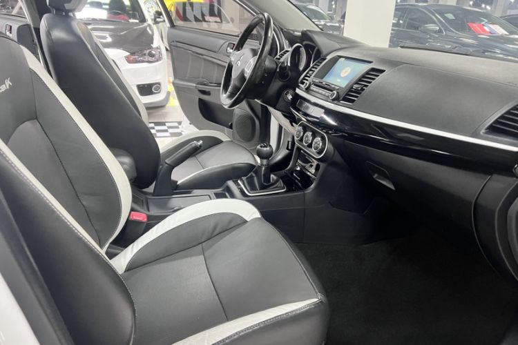 Used Mitsubishi Lancer EX 2016 1.8L Manual Black-and-White Retro Edition Interior 9