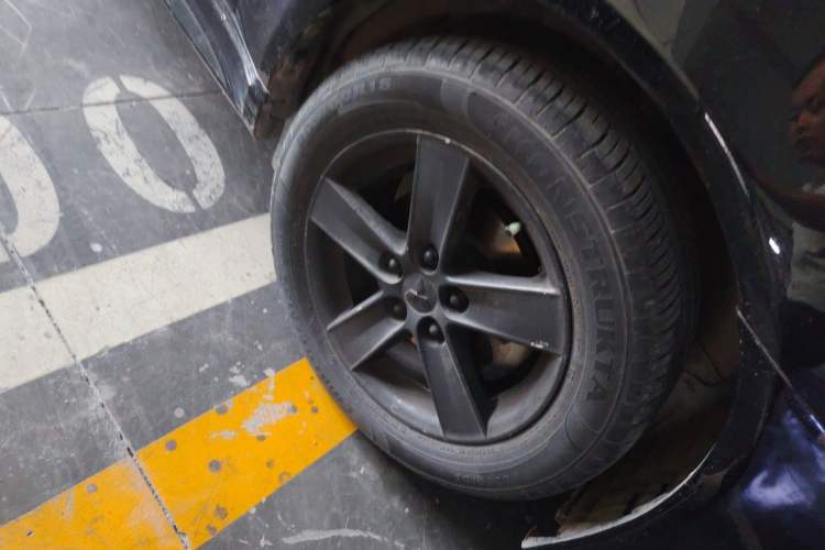 Used Mitsubishi Lancer EX 2010 Fashion Edition 1.8L CVT Comfort Trim Right Front Wheel Hub