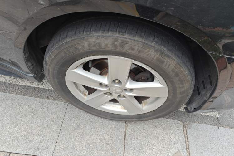 Used Mitsubishi Lancer EX 2010 Fashion Edition 1.8L CVT Comfort Trim Right Front Wheel Hub