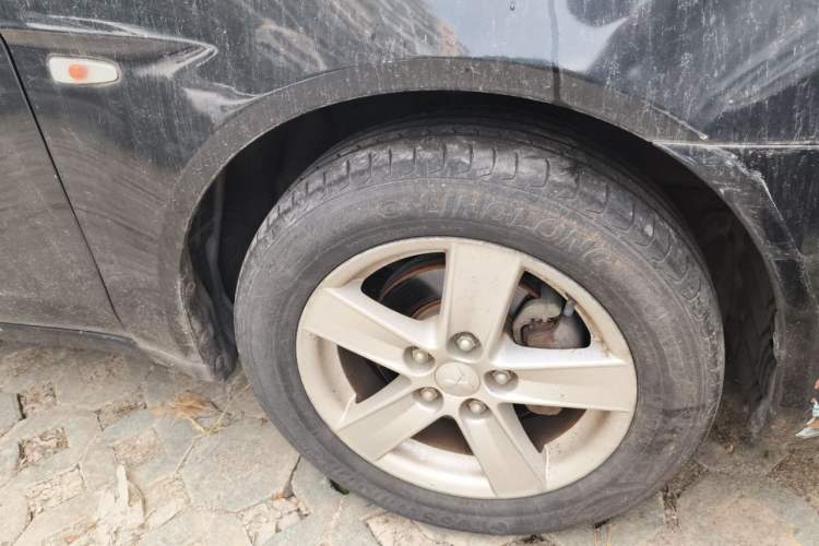 Used Mitsubishi Lancer EX 2010 Fashion Edition 1.8L CVT Comfort Trim Right Front Wheel Hub