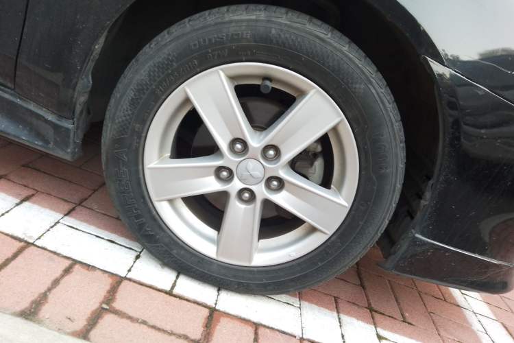Used Mitsubishi Lancer EX 2010 ZhiShang Edition 1.8L CVT Luxury Model Right Front Wheel Hub
