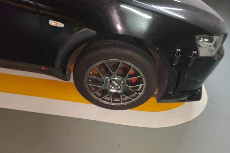 Used Mitsubishi Lancer EX 2010 Fashion Edition 1.8L Manual Comfort Trim Right Front Wheel Hub