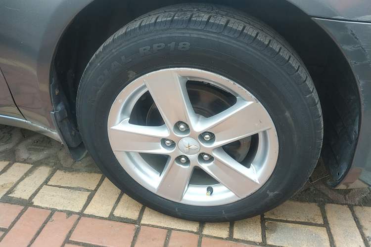 Used Mitsubishi Lancer EX 2010 Fashion Edition 1.8L CVT Comfort Trim Right Front Wheel Hub