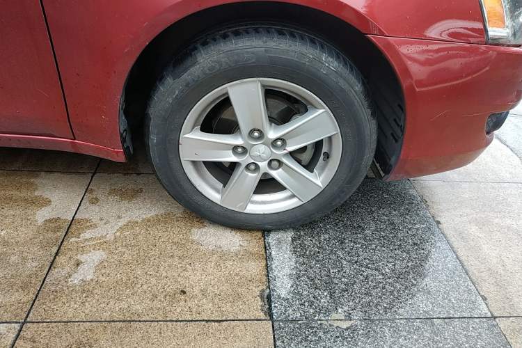 Used Mitsubishi Lancer EX 2010 Fashion Edition 1.8L CVT Comfort Trim Right Front Wheel Hub